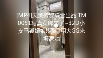 《家庭乱伦》带兄弟去家里蹂躏丈母娘三个洞一起操让淫荡丈母娘爽上天