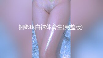 露脸少妇颜值不错大奶子，说着淫声荡语诱惑狼友揉捏骚奶子，撅着屁股掰开骚穴给狼友看，自慰骚逼淫水好多