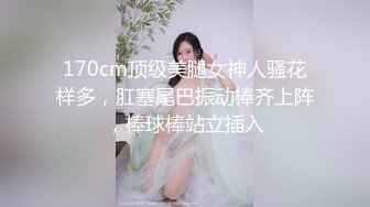 美甲店美女老板娘開店期間兼職撩騷,收銀臺下雙腿大開,勾引帥氣小夥來幹