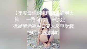 老外真会玩 极品短发美女穿着箱子街头让人摸奶摸逼 奶子又大又挺 还是无毛馒头B