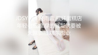 竟然发现最靠里躲着一个妹子偷偷在手淫