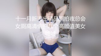 高铁一直坐在厕所门口对面的妹子没想到穿的开裆塑型内衣