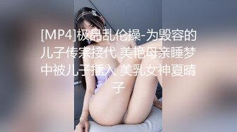 漂亮的女孩和男友出来喝甜品，这皮肤真白啊，多看一眼都受不了，还是跟着进去拍她嘘嘘的洞口 过眼瘾！