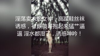 最近疯传的清纯眼镜长腿系在女厕公然修洞无视身边上厕所的人一脸懵逼清洁大妈见过世面淡定无比