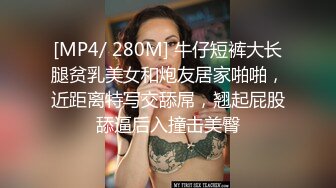 白云区的小母狗、在家里是个乖乖女、在男神面前丧失容颜，跪在地上爬行，吃鸡巴的小骚货