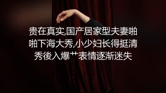 轻熟少妇，逼逼塞AV棒在服装店淫荡自慰，震得淫水都流了，有个女孩进来挑选衣服，赶紧夹着跳蛋出去介绍，刺激啊！