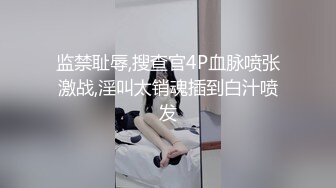 高颜值牛仔短裤白丝尤物，坚挺粉嫩的美乳，脱光光用黄瓜磨蹭骚穴，用手自扣，绝对精彩，，不要错过！