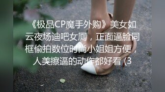 气质御姐真实女同一人单秀，柔软身体瑜伽垫上一字马，多套情趣装换装，从下往上视角扣穴，手法娴熟没几下就流出白浆