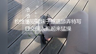 轻熟女的3P，母子一起大秀直播激情啪啪，放的开玩的爽露脸做爱，玩奶舔鸡巴各种高难度姿势爆草，高潮喷水