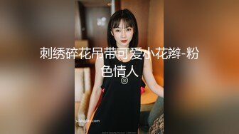 清秀伪娘CD瑩蓉 下班了神清气爽，走在回家的路上吹着微风，把OL裙子撩起来露出硬邦邦的鸡巴，跟随路人身后 刺激哦！