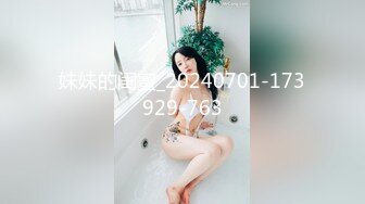 女学生在被占用的厕所前尿尿 (3)