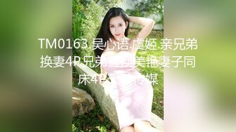 尾随高跟美女进厕所，偷拍性感蜜臀，正当欣赏完了这时被发现一脚踹过来，收缩一下设备又被踹一脚！