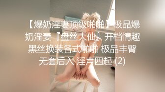 满背纹身新人小妹！性感蜜桃臀假屌深插，无毛骚穴振动棒伺候