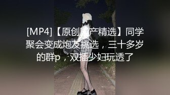 【新片速遞】国人奶妈小孩不大的美少妇，直播赚钱小孩还在一边捣乱，特写掰穴，逼洞很大还很粉[127M/MP4/20:26]