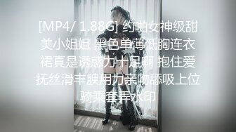 [MP4/ 119M]&nbsp;&nbsp;20岁清纯小美眉，穿着短牛仔裤，握着粗大鸡巴，很开心躺在床上玩得津津乐道