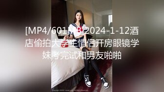 [MP4/ 959M] 户外大桥下风骚少妇露脸给眼镜小哥舔鸡巴，揉奶玩逼给狼友看