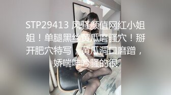 90后年轻情侣模仿优衣库事件在商场试衣间偷偷打炮,奶子坚挺,强忍着兴奋后插式干,外面有人等着试衣服,真刺激!