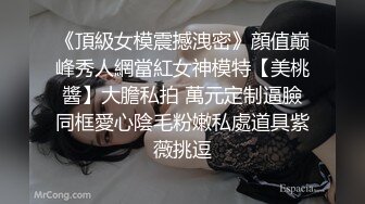 商场女厕全景偷拍唇红齿白牛仔短裤小美女不高兴板着脸