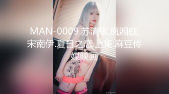 巨乳白皙的清纯美女，一只手完全抓不过来，揉奶诱惑，吞吐阴洞，近距离观看逼口！