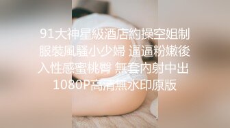 好身材性感美女在豪宅客厅沙发上自慰