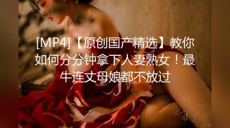 年轻女主播穿性感比基尼，假屌深喉特写，再道具自慰，坐在马桶上道具插入阴道