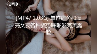 美女网红穿着白内丁字裤玩自拍