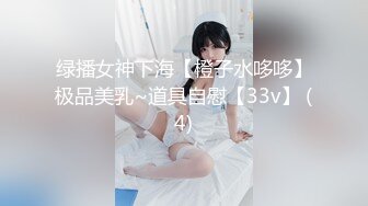 就喜欢用奶子比心的颜值骚货，黑丝情趣跟两个小哥沙发上激情3P