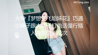 《台湾情侣泄密》冒充假经纪人❤️让美女脱光了看看身材合不合格