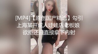 诱人的小骚逼露脸逼里塞着跳弹逛商场，女性专卖区买文胸和内裤跑到试衣间里骚给狼友看，淫水把内裤都湿透了