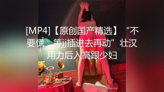 8月新流出私房大神极品收藏商场女厕全景后拍系列前蹲可爱眼镜妹进门差点滑倒