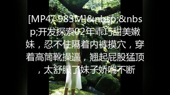 《魔手外购极品厕拍》商业城女厕全景偸拍多位少女少妇熟女方便，后位先拍脸再拍大白屁股，憋尿到极限的良家少妇动作逗死人 (1)