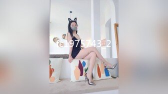 抖音直播 美女调整衣服不小心漏毛 吓到自己了