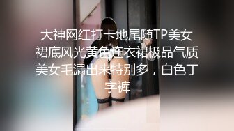 办公楼女厕全景偷拍斑马裙美,女的小嫩鲍