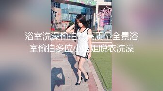 单位女厕全景偷拍在厕所里和男友视频做爱的女生