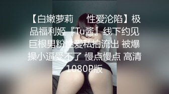 无毛逼黑丝女友全程露脸大秀直播，让旁边小哥调教听狼友指挥玩弄骚穴，奶子比心淫声荡语撩骚