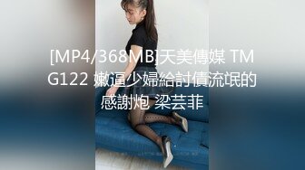 等车时偷拍到这女的摸完逼手拿出来闻闻