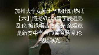 练瑜伽的嫩嫩小美女，上前抱住爱抚揉捏，戴上硕大假鸡巴深入逼穴抽插吟叫刺激