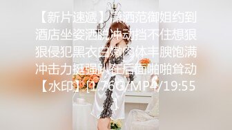 国内厕拍大神潜入师范学院隔板女厕手持设备偷拍美女尿尿离得太近被穿拖鞋的妹子发现了