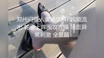 办公室里的闷骚姐姐，颜值不错气质很棒，上着班跟狼友互动撩骚，褪下丝袜漏出骚穴玩跳蛋，揉捏骚奶子真刺激