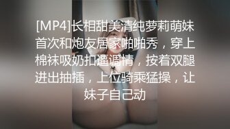 情趣套房TP黝黑哥和白嫩少妇还带个大棒棒来玩女的和摄像头零接触居然没有发现