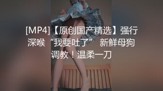 大屁股骚奶子黑丝诱惑颜值也还不错的无敌骚浪贱，让小 哥床上放肆抽插，奶子乱晃叫的骚，后入双插菊花逼逼