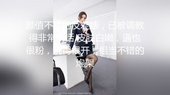 大二学姐强行喂新生吃奶 旁边有几个男女学生在拍照 现在的年轻人真能玩真会玩