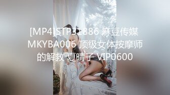 骚逼师妹、还不让拍脸，大鸡巴吃舒服了手就放开了，她的嘴含住鸡巴的样子好好看！