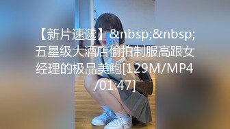 合租房躲门缝偷拍身材不错的美女洗澡嘘嘘