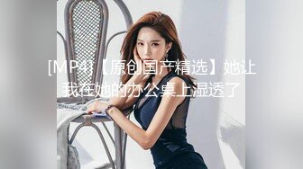 主题酒店情趣圆床上帝视角偷拍胖哥先把苗条美女炮友摸的淫水直流，再用力插她的小逼