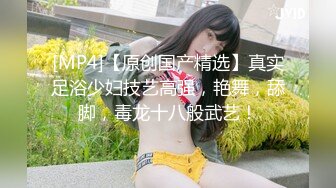 长发气质颇佳的颜值妹子，制服诱惑在真皮沙发上无套啪啪