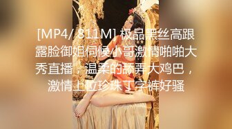 街边小饭店老板娘创业不易,後厨和老公啪啪,食品冰箱前蹲地撒尿