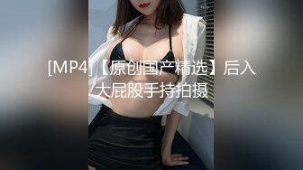 [MP4/ 406M] 肉丝漂亮伪娘 大白天来到公园掏出鸡鸡边走边撸 附近有老人小孩吵闹