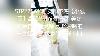 215. 日本女孩给一个戴着中国礼服的人