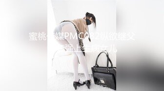 【母子乱伦】趁老爸在客厅吃饭在房间门口摸妈妈奶子